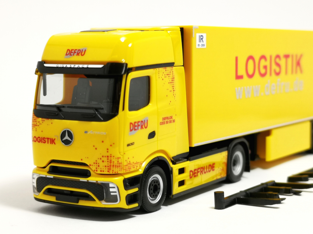 Preview: 961868 Mercedes-Benz eActros 600 ProCabin Gigaspace Kühlkoffer-Sattelzug "DEFRU" Herpa
