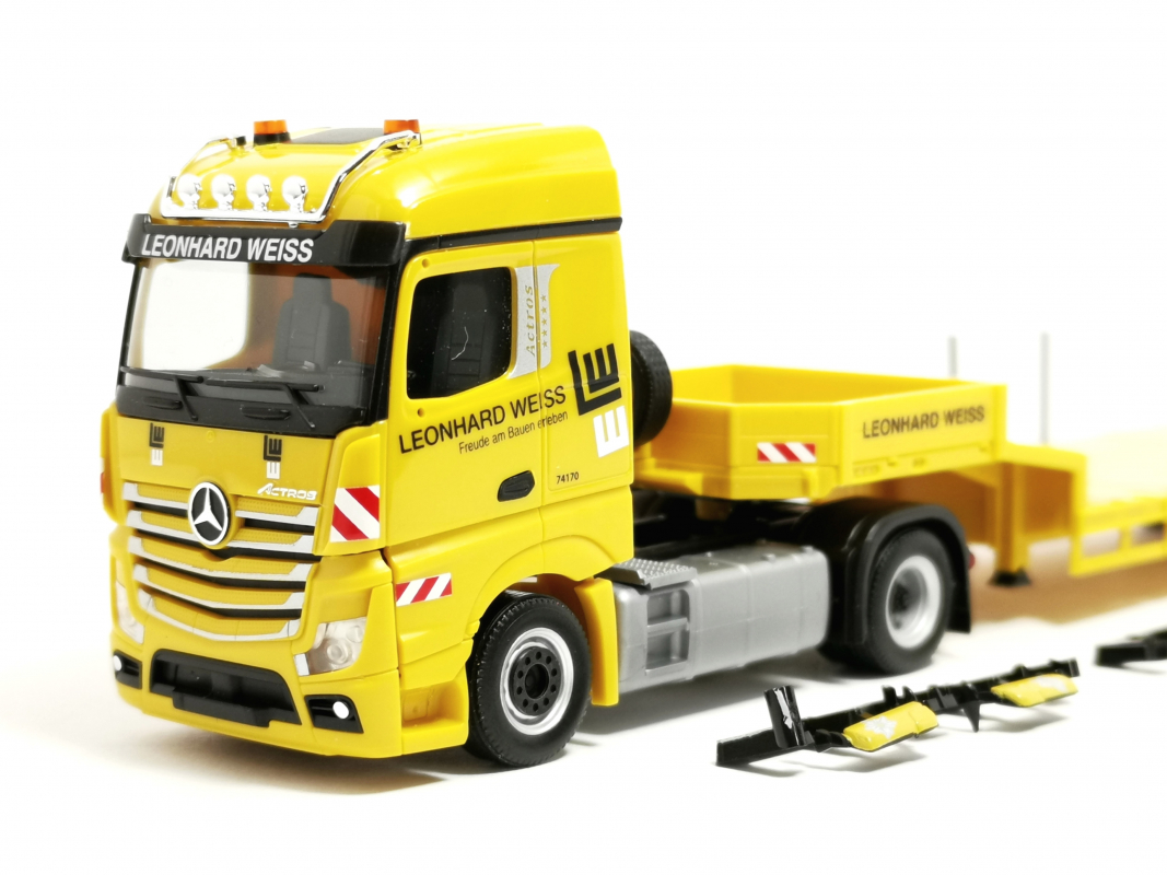 Preview: 937740 Mercedes-Benz Actros 18 Streamspace Semitieflade-Sattelzug "Leonhard Weiss" Herpa