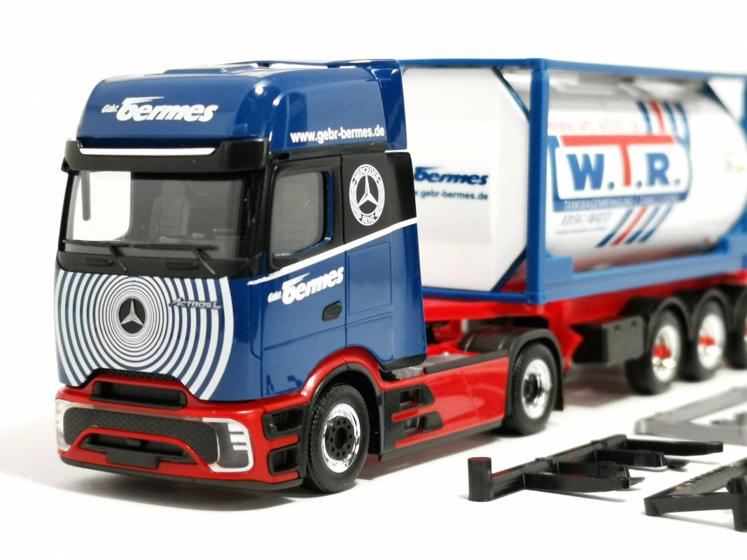 Preview: 320443 Mercedes-Benz Actros L ProCabin Gigaspace 20ft Tankcontainer-Sattelzug "Bermes" Herpa