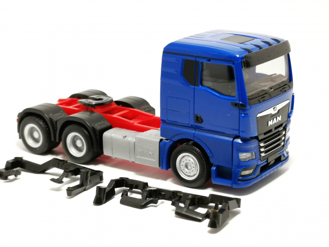 320566 MAN TGX GN Zugmaschine 3achs, blau Herpa