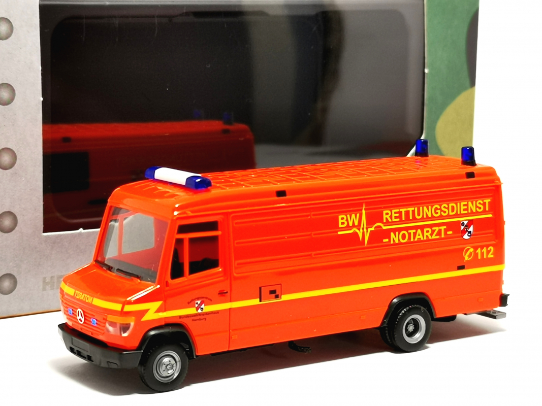 700894 Mercedes-Benz Vario Kasten lang "Bundeswehr Rettungsdienst / Notarzt Hamburg" Herpa