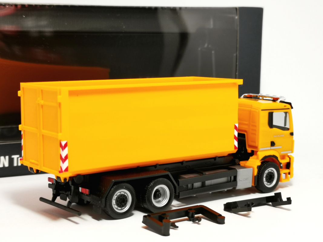 958431 MAN TGS NN Abrollmulden-LKW 3achs "MAN Truck & Bus SE" Herpa