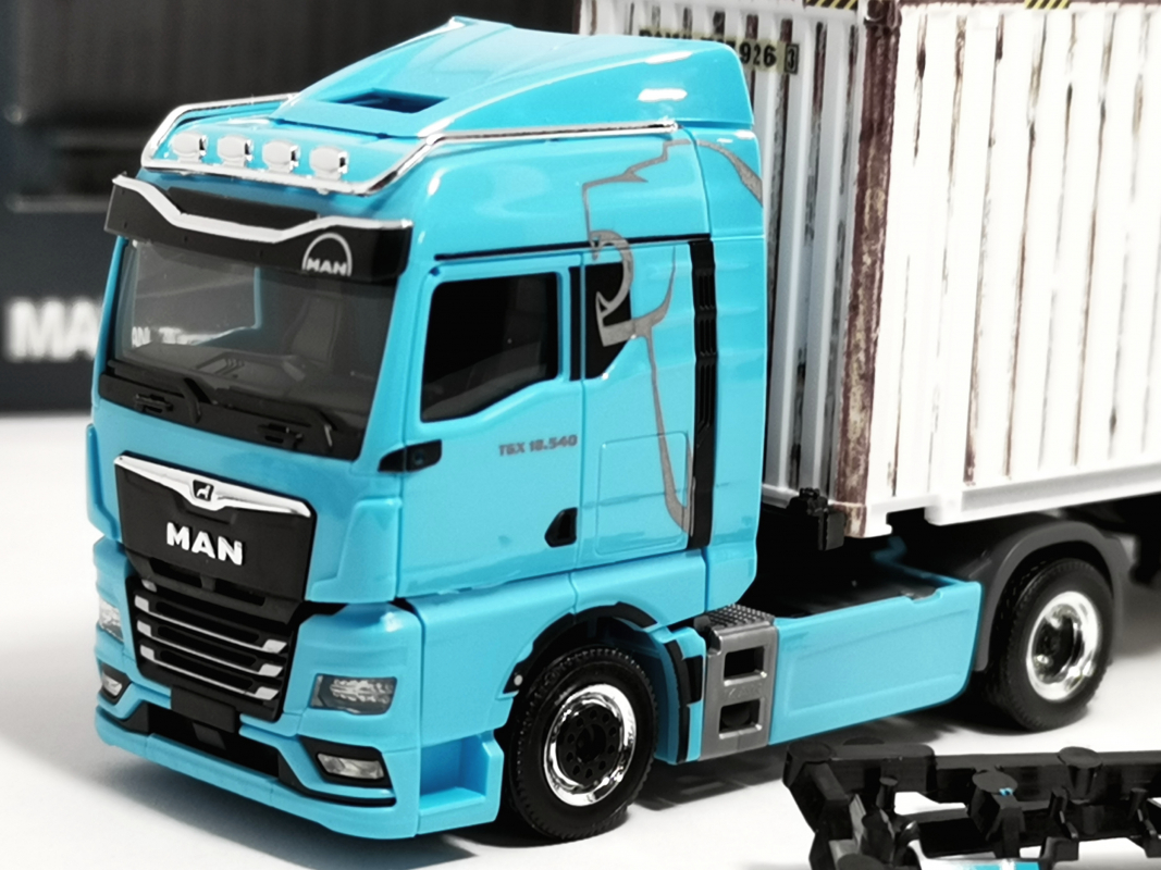 Preview: 958066 MAN TGX GM 45ft Container-Sattelzug "MAN Truck & Bus SE" Herpa