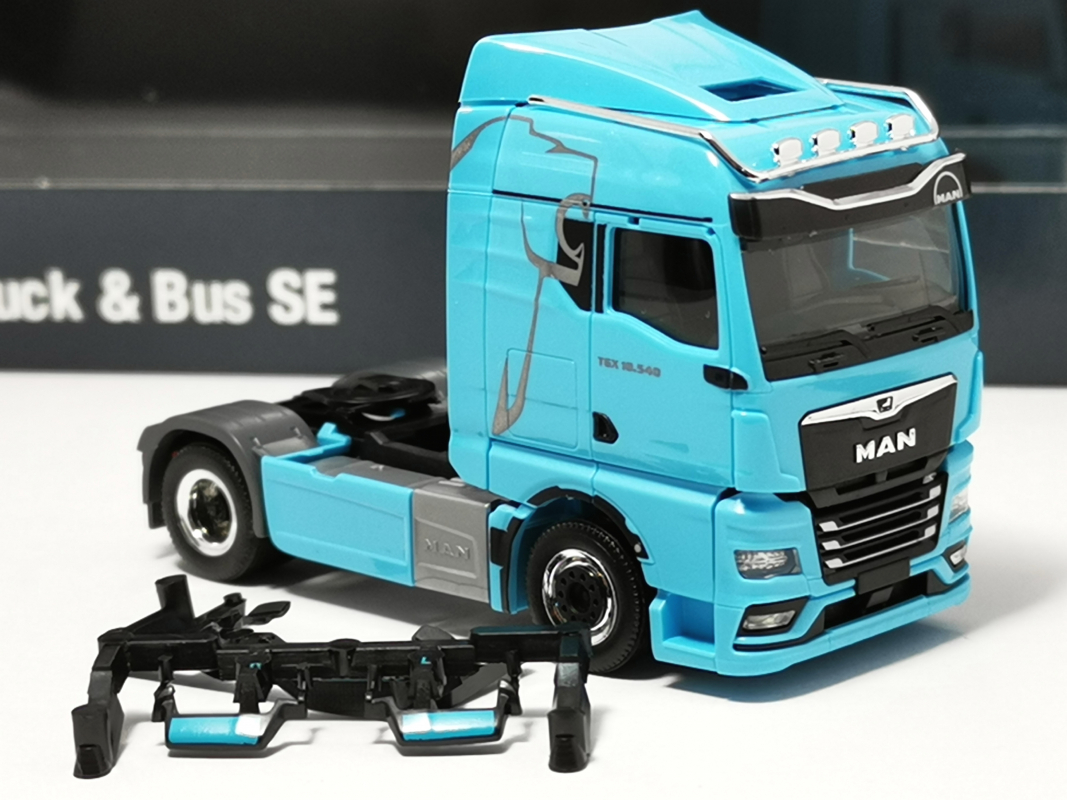 MAN TGX GM Zugmaschine "Lion"  hellblau Herpa
