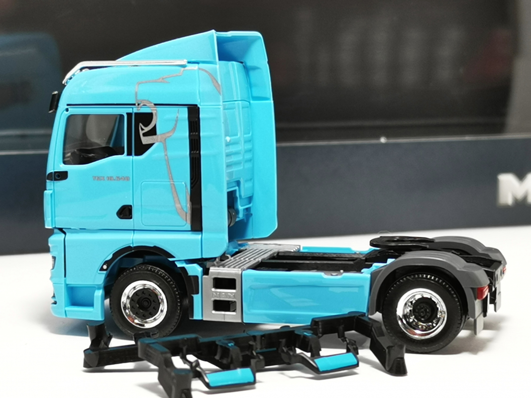 Preview: MAN TGX GM Zugmaschine "Lion"  hellblau Herpa