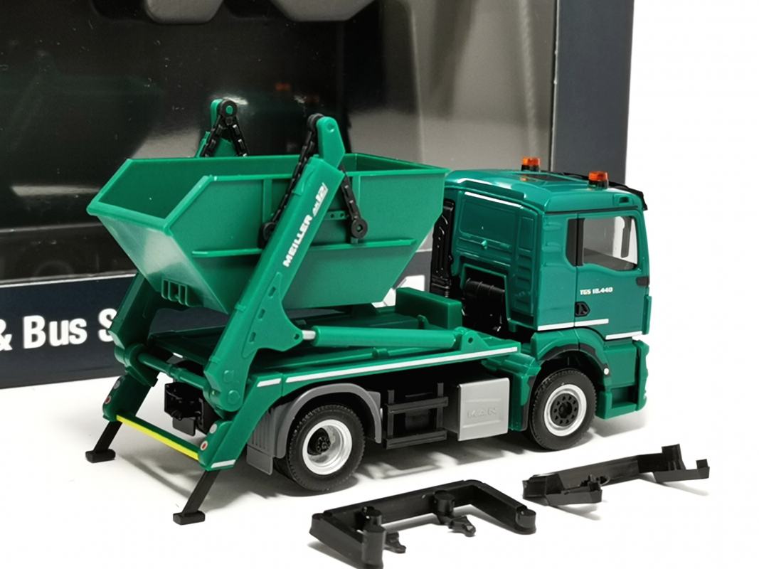 Preview: 957489 MAN TGS NN Absetzkipper AK12 "MAN Truck & Bus SE" Herpa
