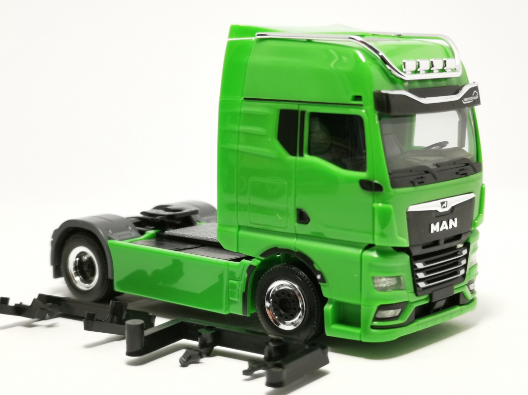 MAN eTGX mit Lampenbügel, grün Herpa 741