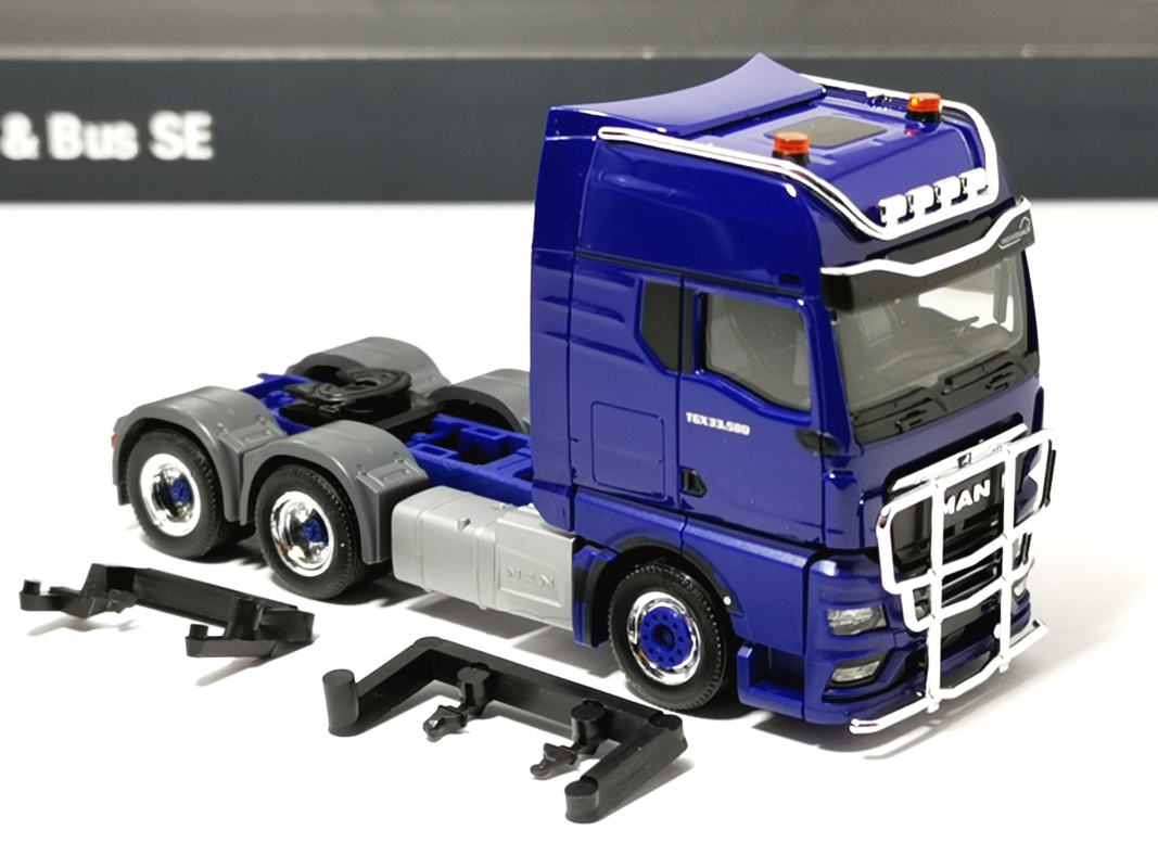 MAN TGX GX Zugmaschine mit Rammschutz, blau/chrom Herpa 119
