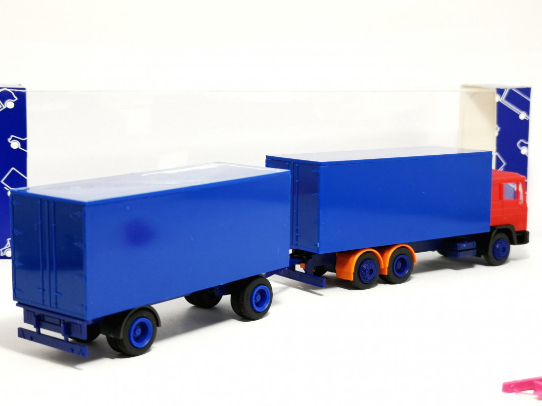 Preview: MAN F90 3-achs Koffer-Hängerzug unbedruckt, blau/rot/orange  r+H Modellauto 1:87 R2