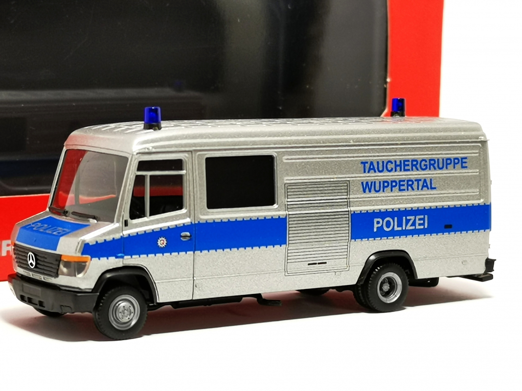 098823 Mercedes-Benz T2 Vario Kasten "Polizei Tauchergruppe Wuppertal" Herpa