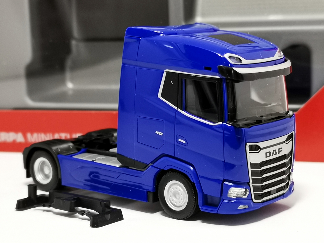 320887 DAF XG facelift Zugmaschine 2achs, blau Herpa