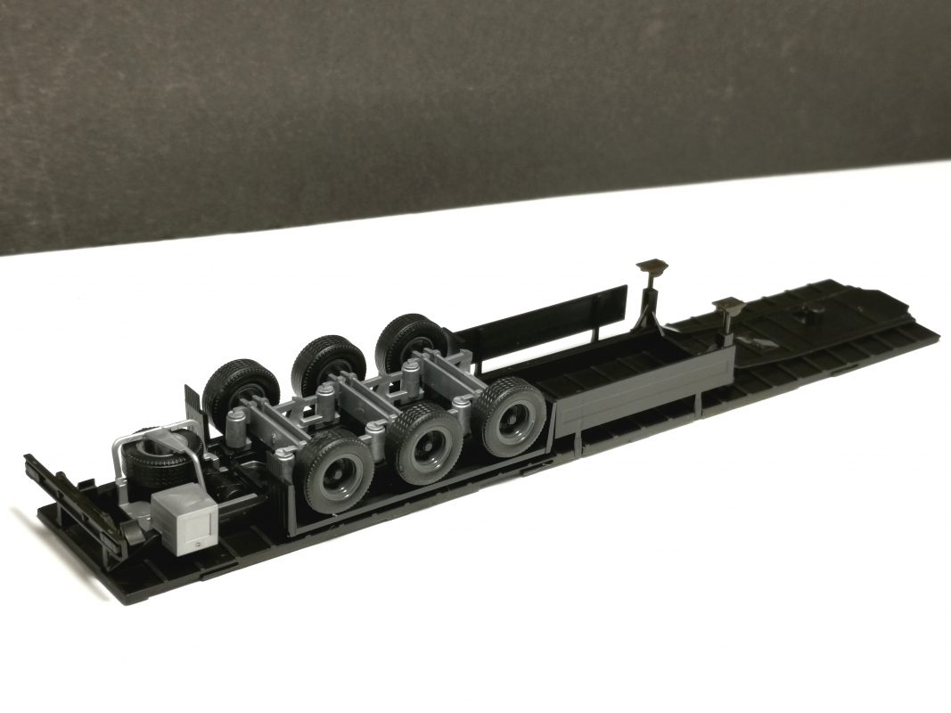 Preview: Auflieger Unterbau mit U-Schutz, grau/schwarz - unmontiert Herpa