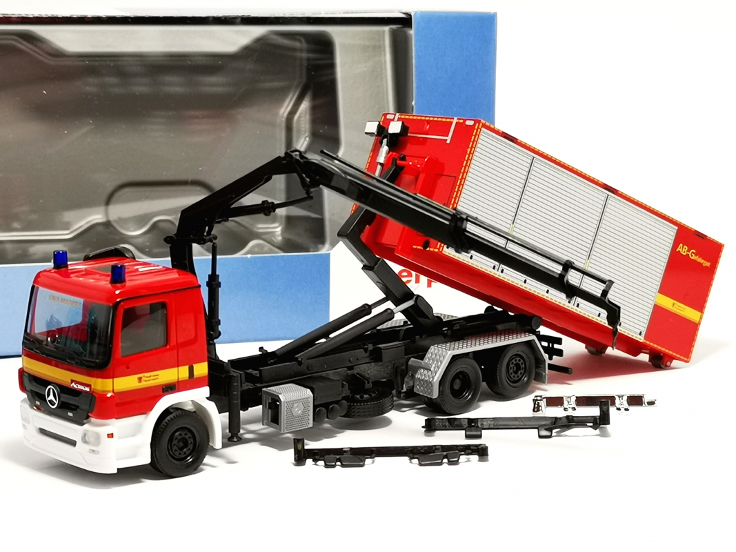 961783 Intermodellbau 2026: Mercedes-Benz Actros M 08 Wechsellader-LKW 3achs mit Kran "Feuerwehr Lünen"