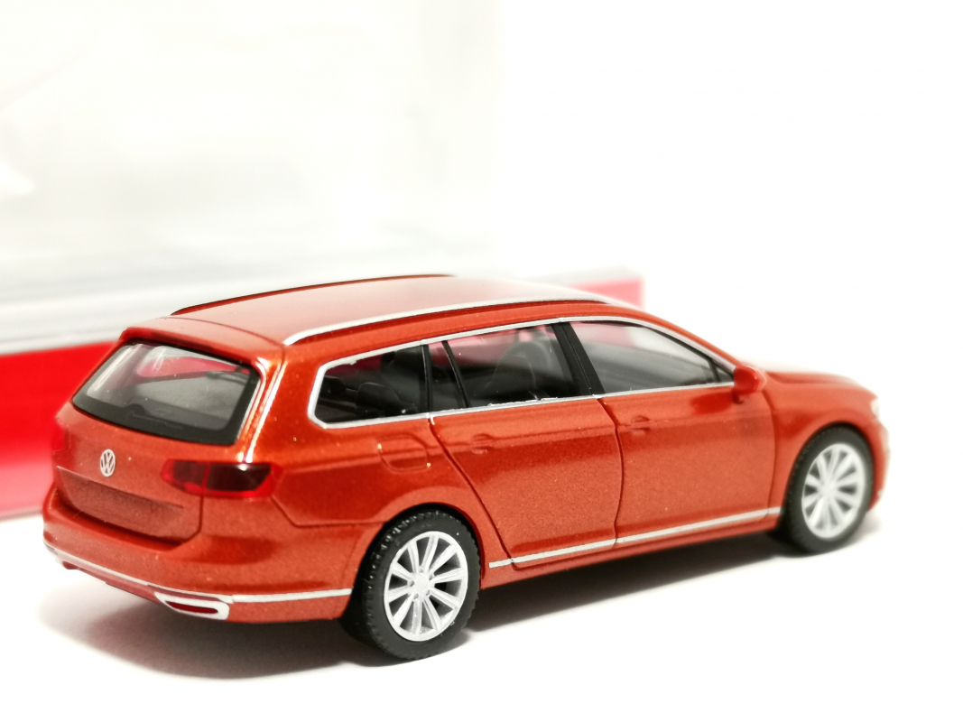 038980-002 VW Passat Variant GTE Hybrid, habanero orange Herpa