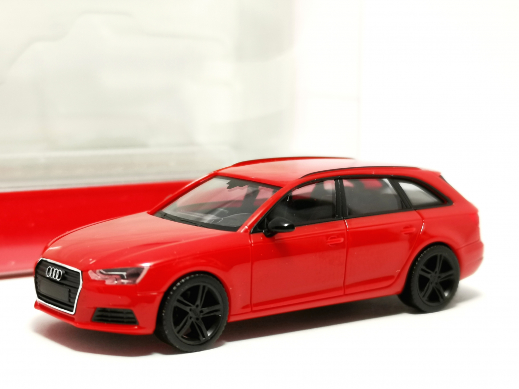 028578-004 Audi A4 Avant, rot Herpa