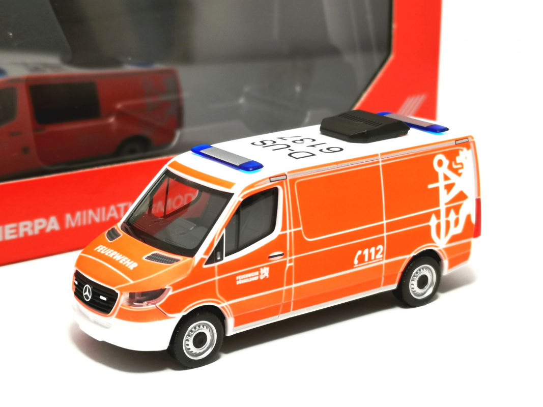 099028 Mb '18 Halbbus Flachdach "Feuerwehr Düsseldorf" Herpa