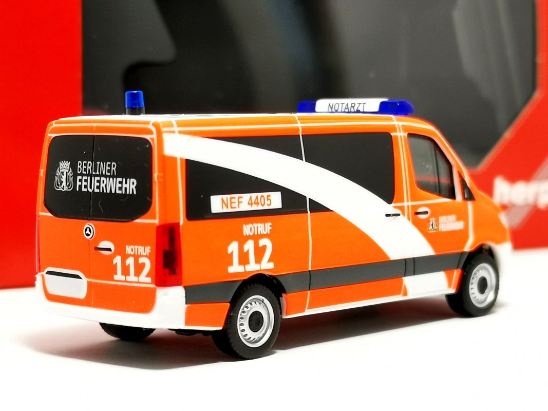 099066 Mercedes-Benz Sprinter 18 Bus Flachdach "Berliner Feuerwehr/Notarzt" Herpa