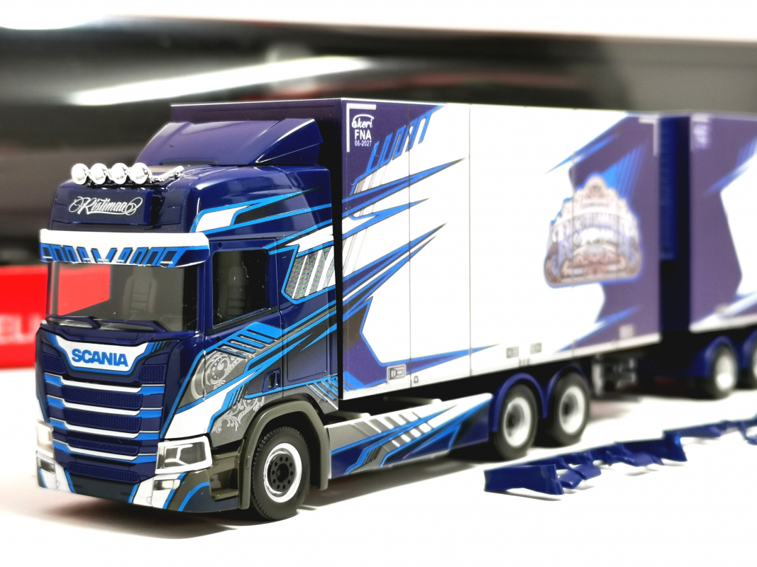 320092 Scania CR 20 HD Schwedenkombi "Ristimaa" (Finnland) Herpa
