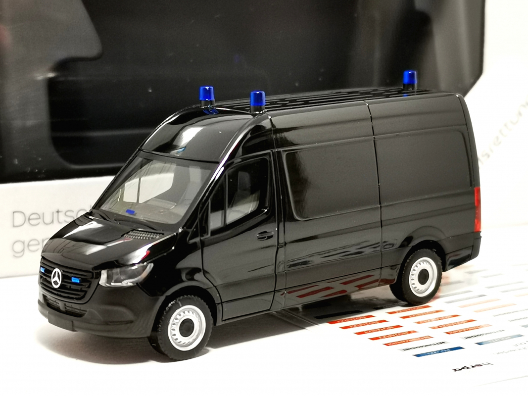 962605 MB Sprinter 18 Kasten HD ziviler RTW gepanzert, schwarz Herpa