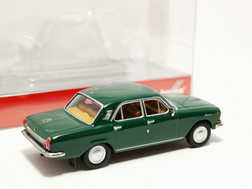 Preview: 024334-006 Wolga (GAZ) M24, dunkelgrün Herpa