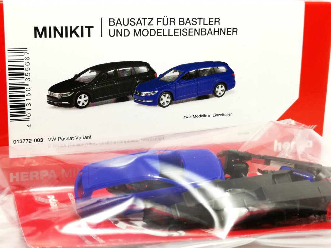 013772-003 Volkswagen (VW) Passat Variant, schwarz und ultramarinblau (2 Stück) Herpa