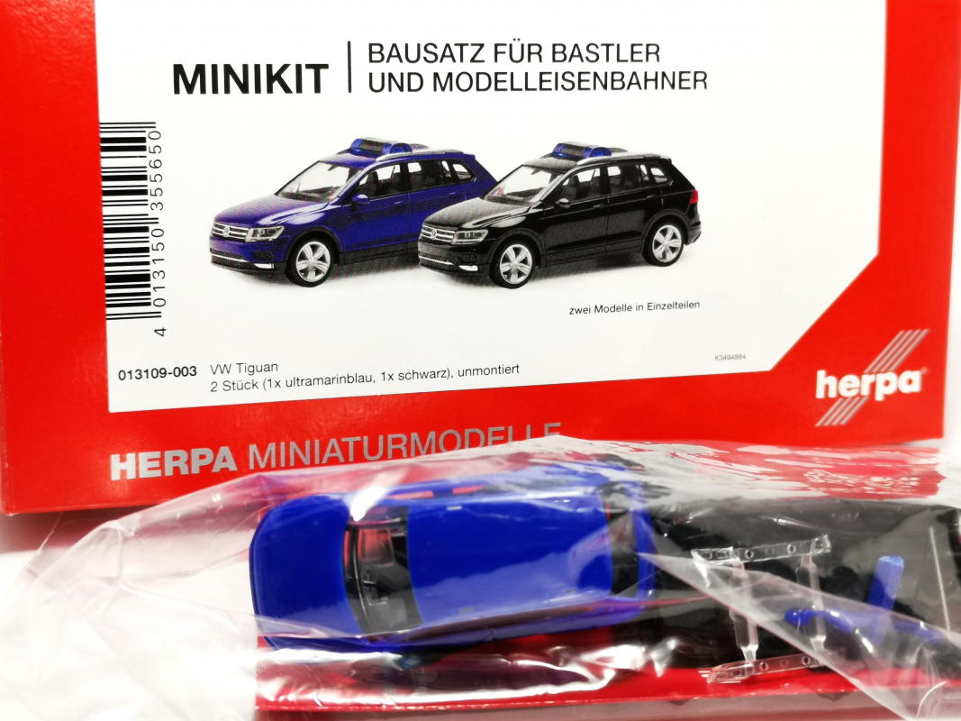 013109-003  Volkswagen (VW) Tiguan, ultramarinblau und schwarz (2 Stück) Herpa