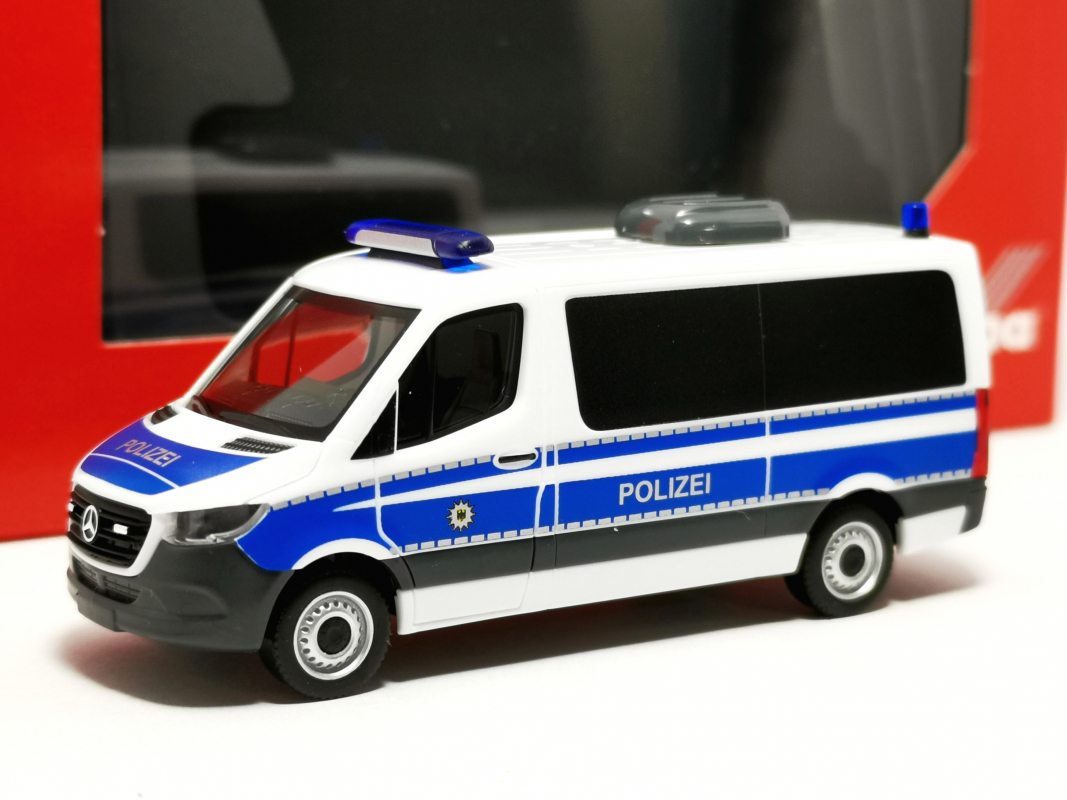 099127 Mercedes Benz Sprinter 18 Bus Flachdach "Bundespolizei" Herpa