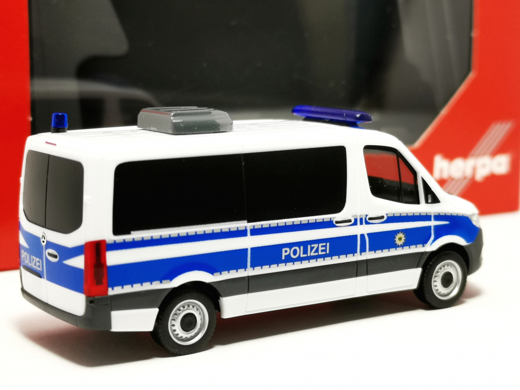 Preview: 099127 Mercedes Benz Sprinter 18 Bus Flachdach "Bundespolizei" Herpa