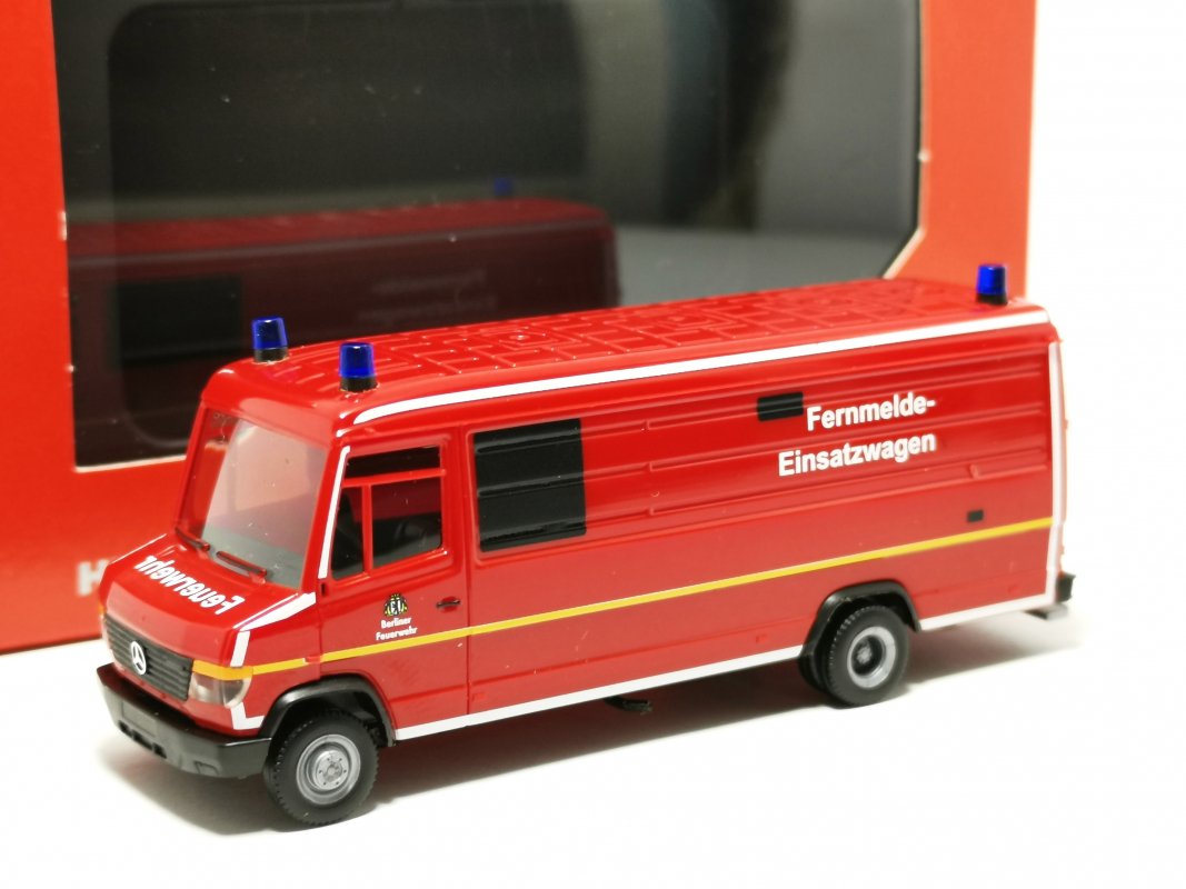 099073 Mercedes-Benz Vario Kasten "Berliner Feuerwehr/Fernmeldeeinsatzwagen" Herpa