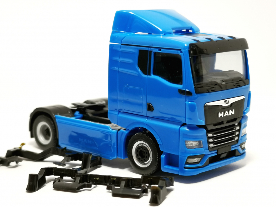 318709 MAN TGX GN Zugmaschine 2achs, hellblau Herpa