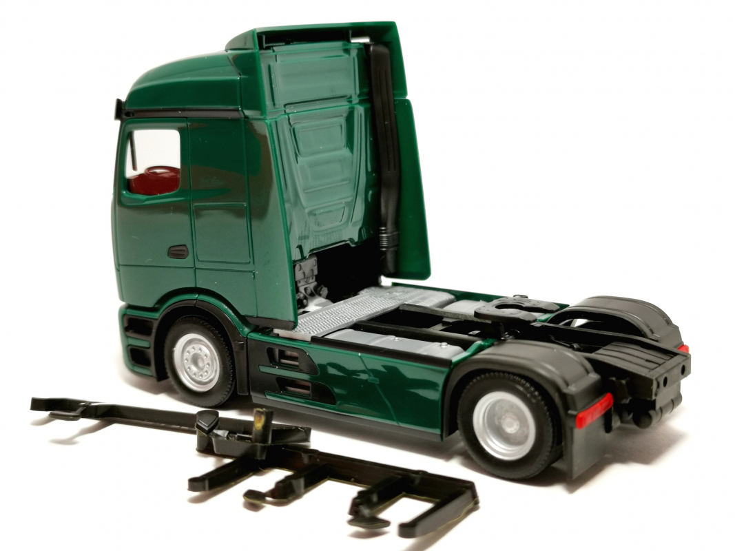 Preview: 319430-002 Mercedes-Benz Actros L Procabin Streamspace Zugmaschine 2achs, moosgrün Herpa
