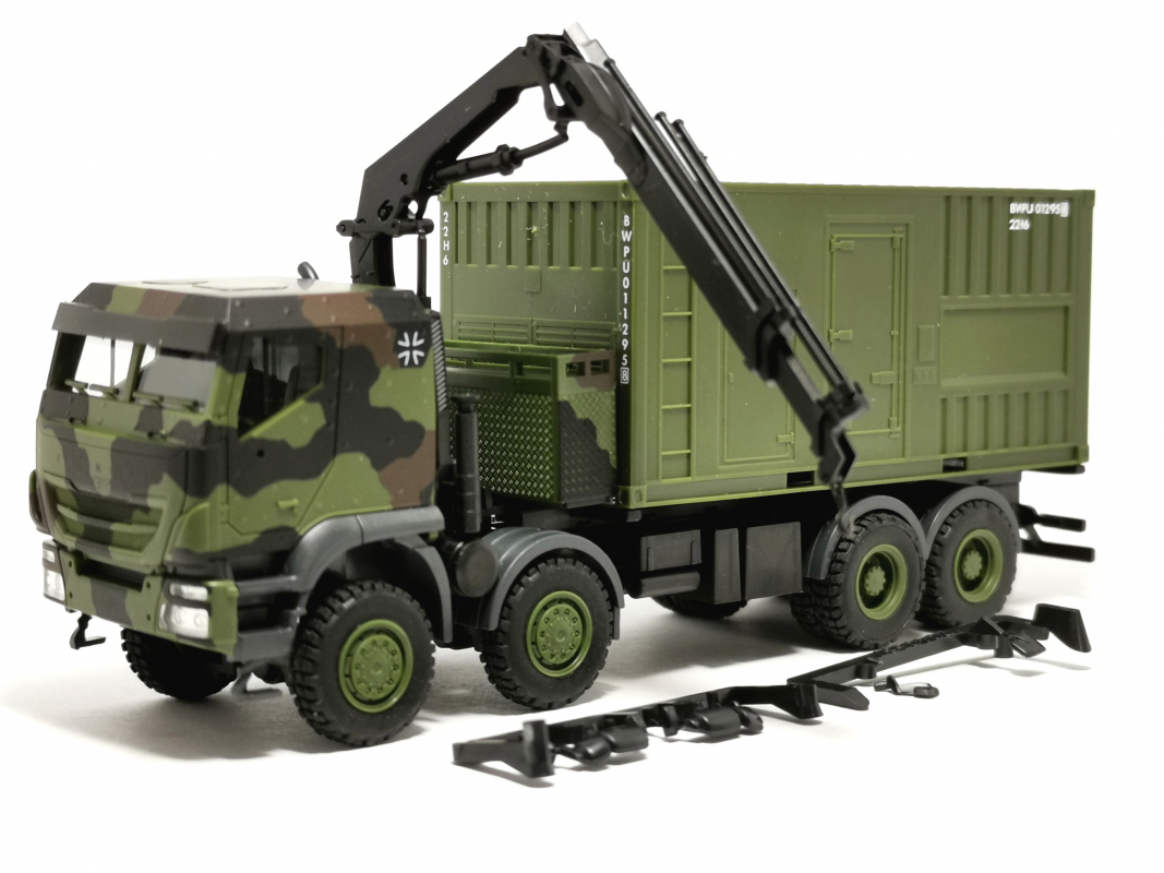 747288-002 Iveco Trakker 8x8 LKW mit Kran 20 ft. Container "Bundeswehr" Herpa