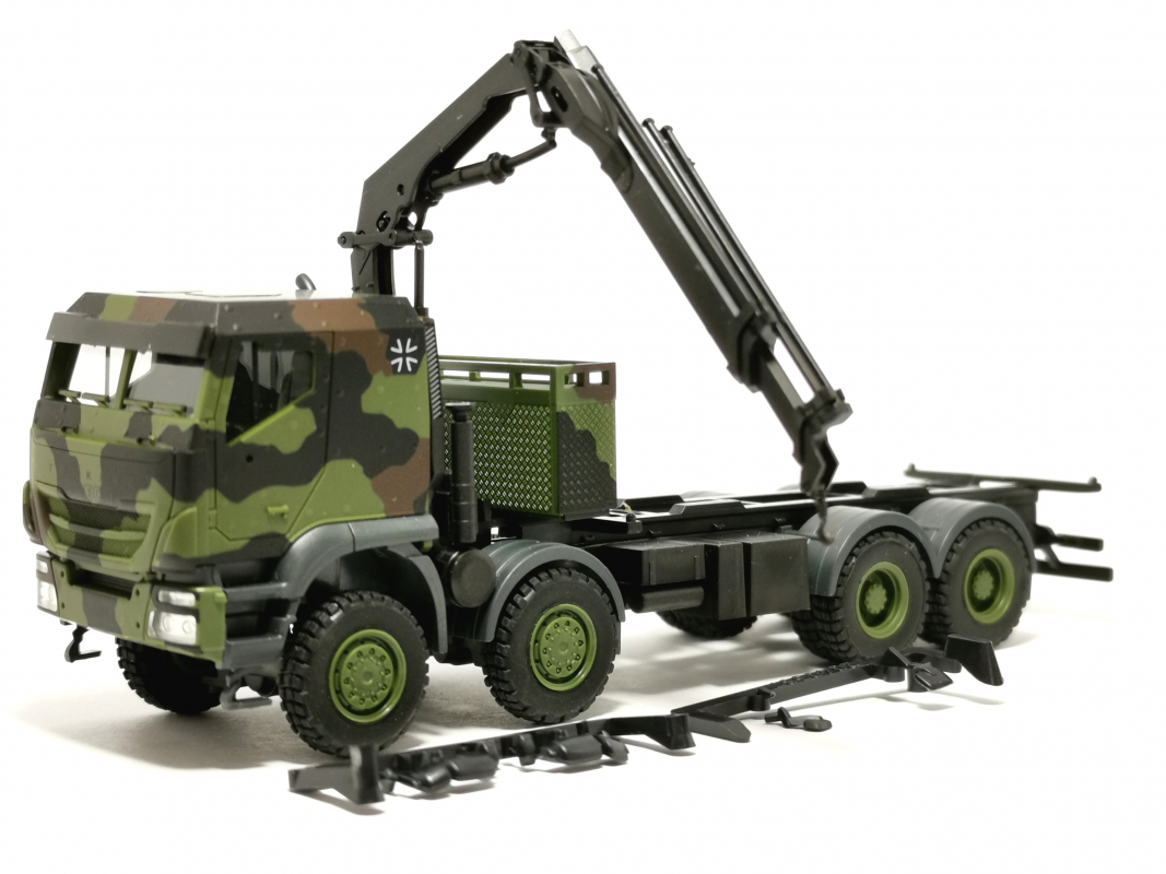 Iveco Trakker 8x8 LKW mit Kran "Bundeswehr" Herpa 288