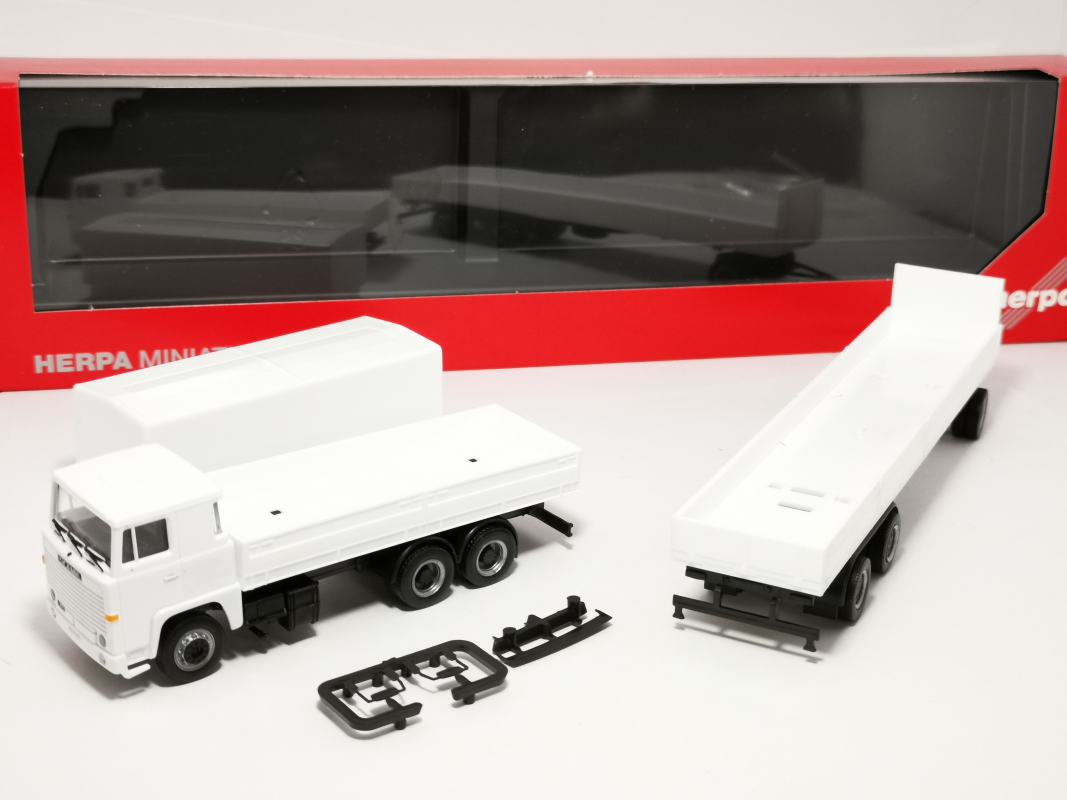 Preview: 320726 Scania 141 Planen-Hängerzug, weiß Herpa