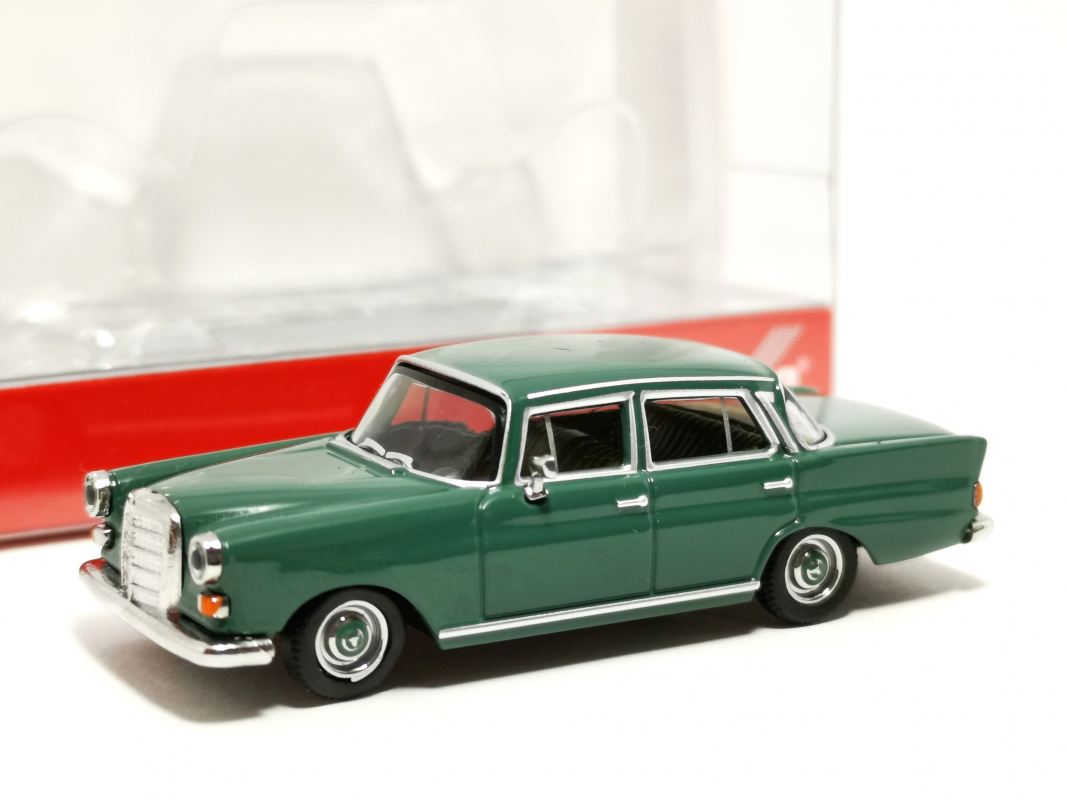 420457-002 Mercedes-Benz 200 Heckflosse, moosgrün Herpa