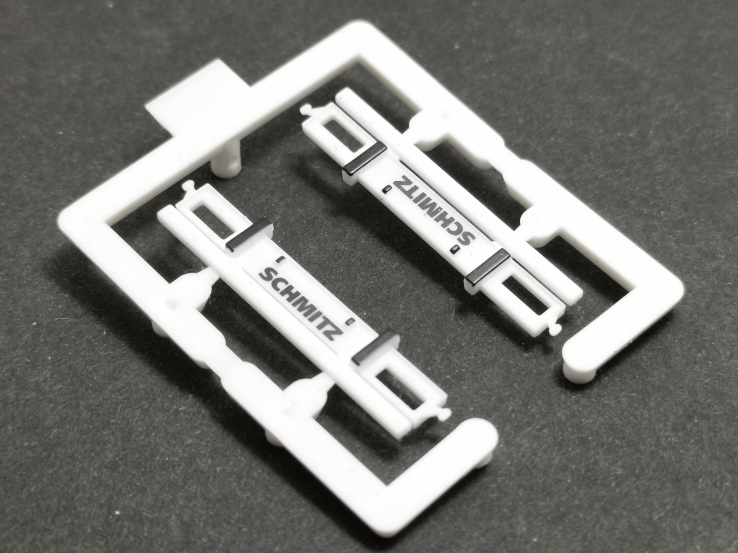 2x Heckstoßstange "Schmitz", weiß Herpa C457