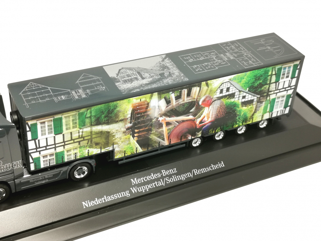 Preview: Mercedes-Benz Actros L Volumen Sattelzug "Schleifermuseum" Herpa PC 2008