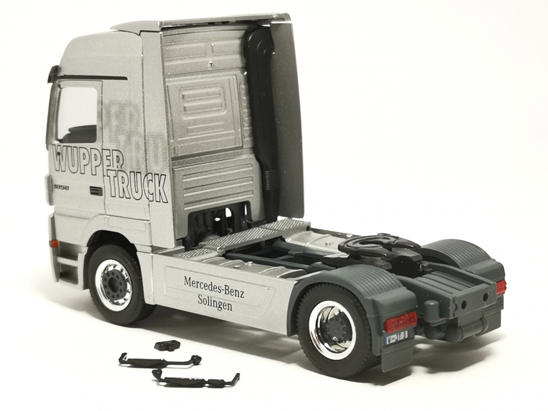 Preview: Actros L Zugmaschine, silber"Industriemuseum" Herpa 2002