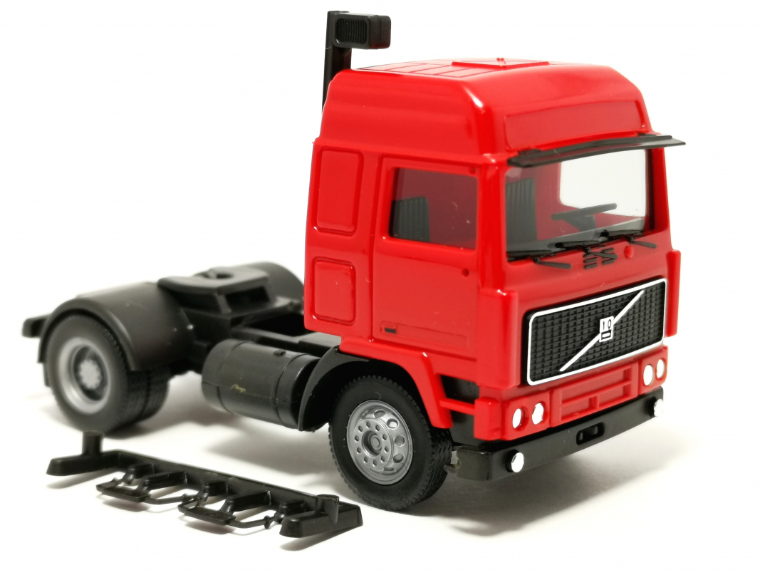 321099 Volvo F10 Globetrotter Zugmaschine 2achs, rot Herpa