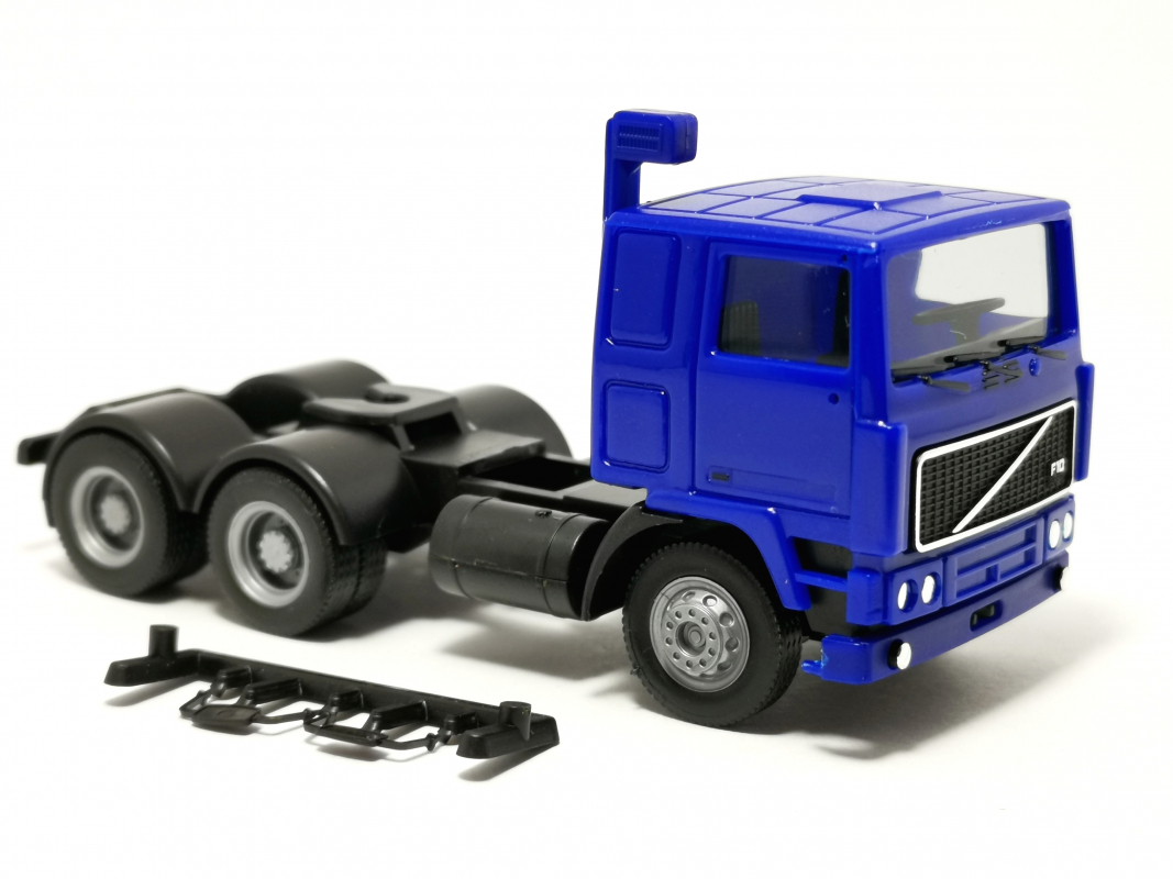 318082 Volvo F10 Flachdach Zugmaschine 3-achs, ultramarinblau Herpa