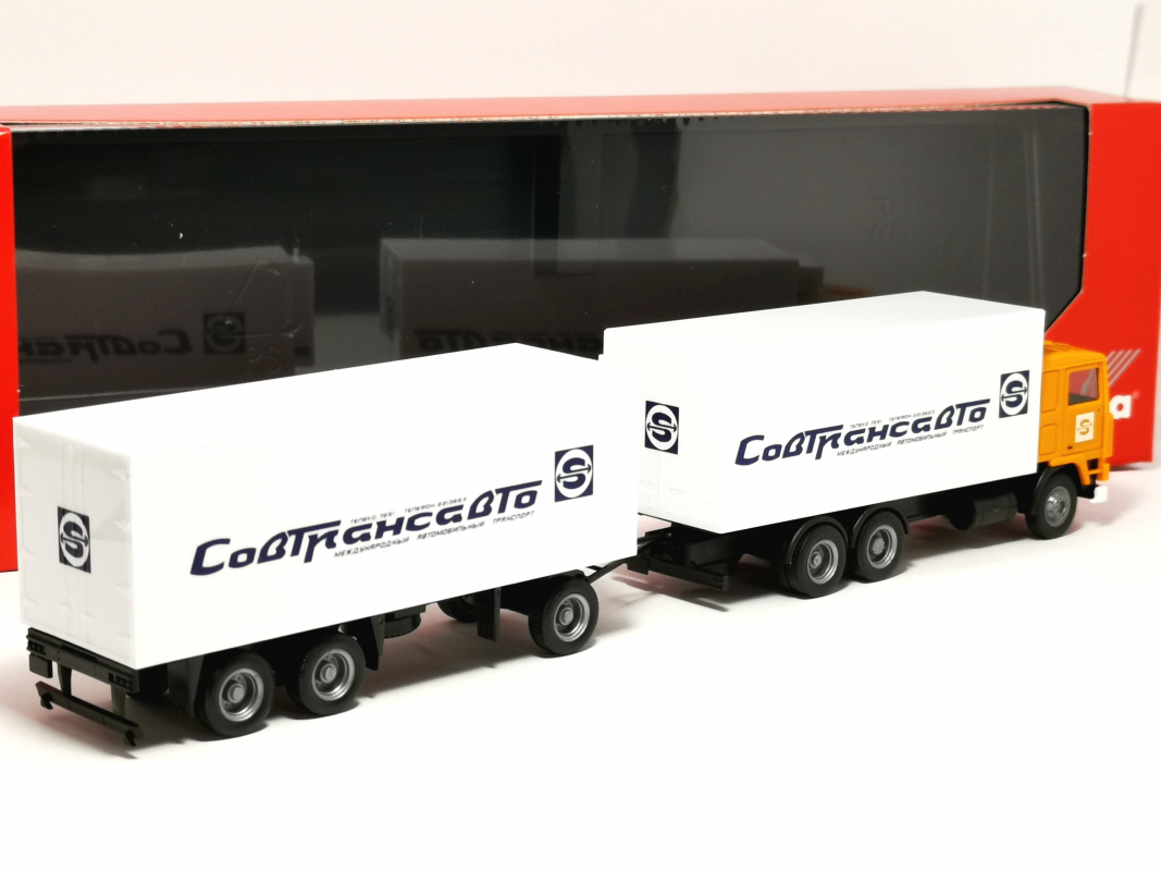 Preview: 321167 Volvo F10 Kühlkoffer-Hängerzug "Sovtransavto" (RUS) Herpa