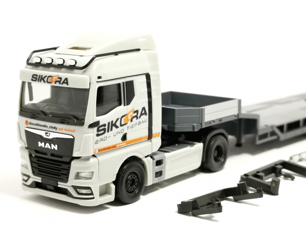 Preview: 320849 MAN TGX GM Semitieflade-Sattelzug "Sikora/Trucker Babe Cindy" (Niedersachsen/Seevetal-Lindhorst)