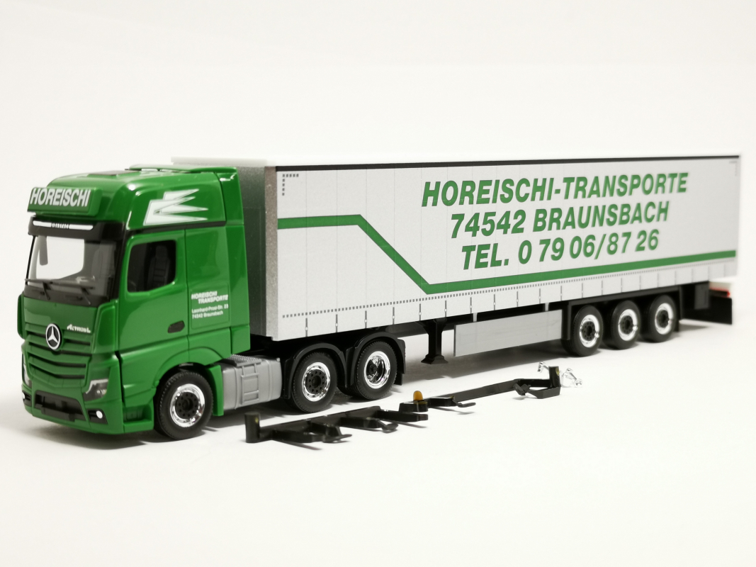 320856 Mb Actros L Gigaspace Gardinenplanen-Sattelzug "Horeischi Transporte" Herpa