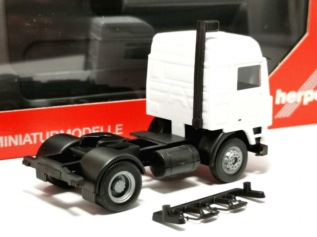 Preview: 321082 Volvo F10 Globetrotter Zugmaschine 2achs, weiß Herpa