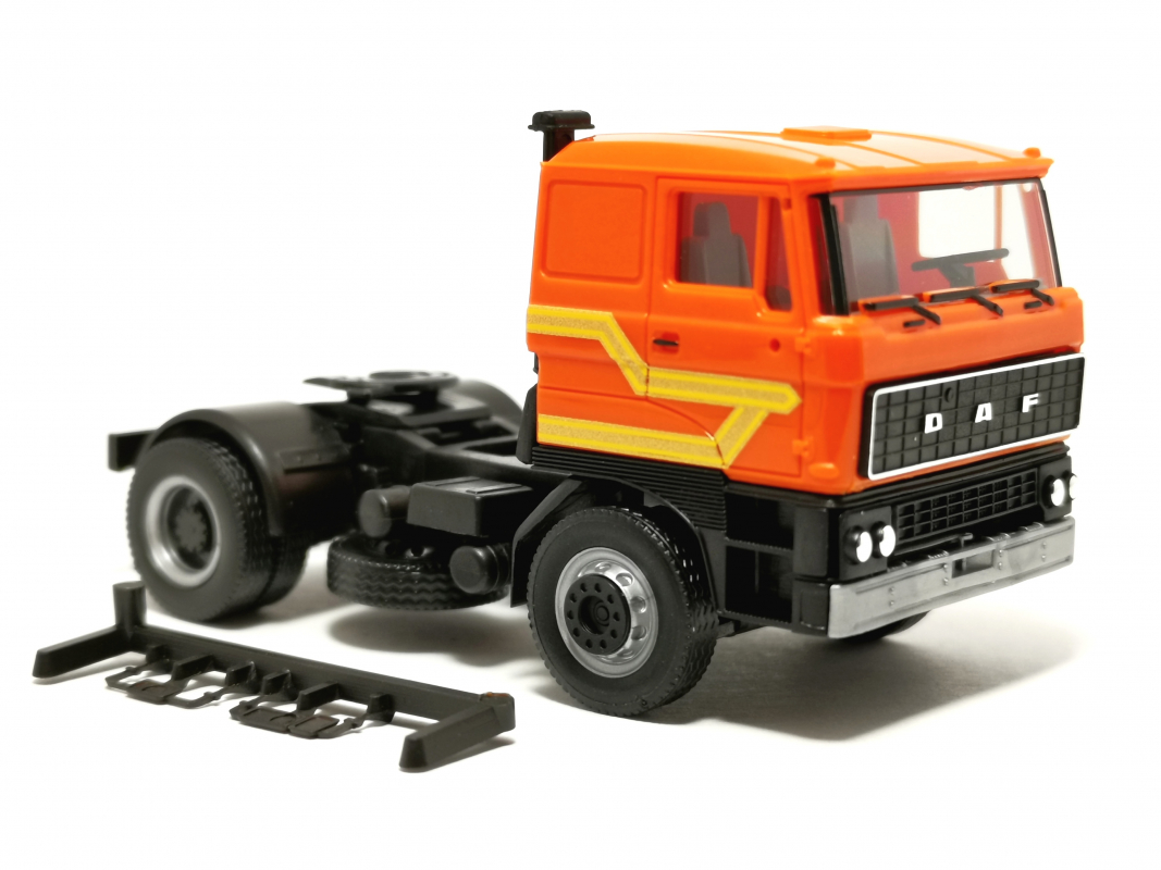 321198 DAF 2800 Zugmaschine 2achs, orange Herpa