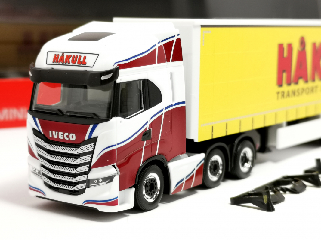 Preview: 320757 Iveco S-Way Gardinenplanen-Sattelzug "Hakull" (N) Herpa
