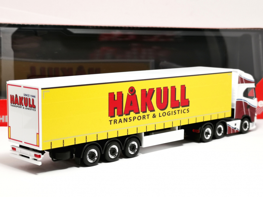 Preview: 320757 Iveco S-Way Gardinenplanen-Sattelzug "Hakull" (N) Herpa