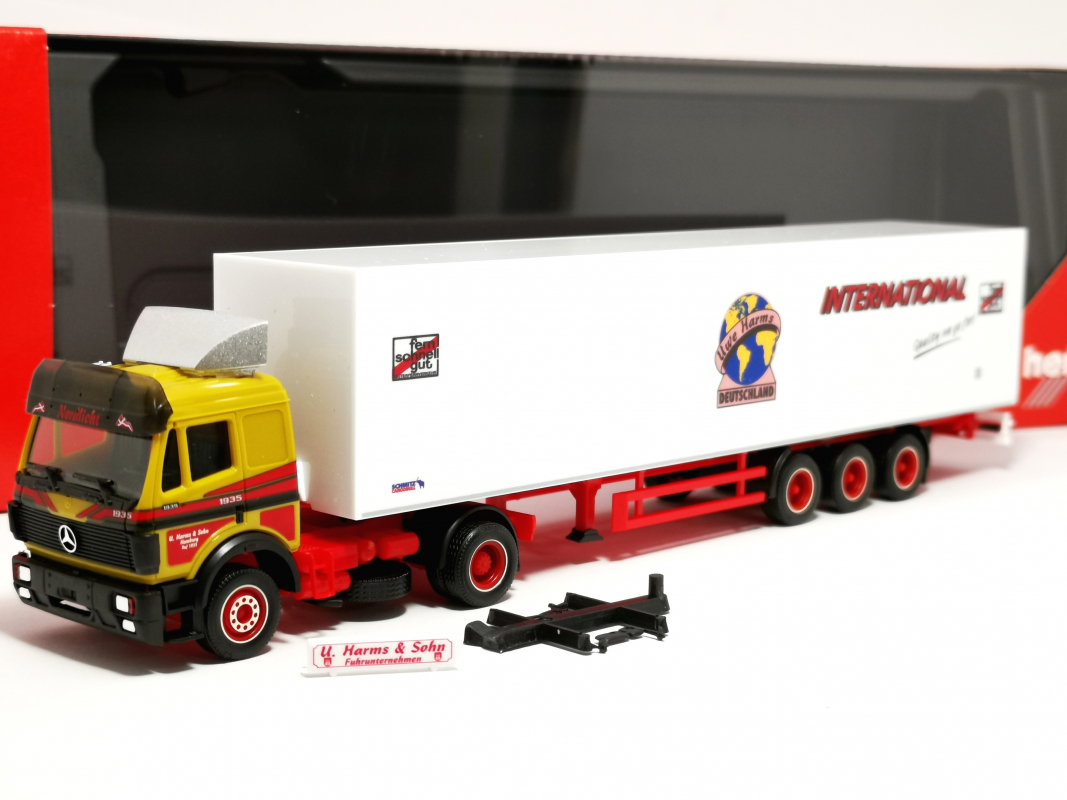 320450 Mercedes-Benz SK '88 Koffer-Sattelzug "Uwe Harms International" Herpa