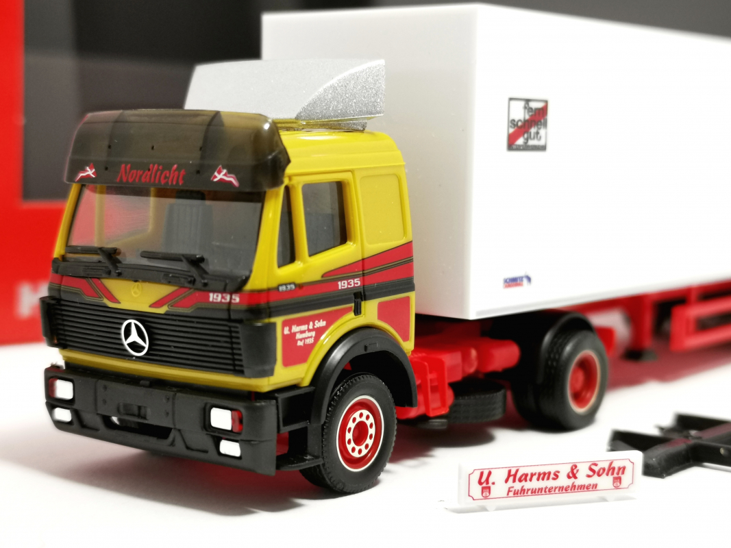 Preview: 320450 Mercedes-Benz SK '88 Koffer-Sattelzug "Uwe Harms International" Herpa