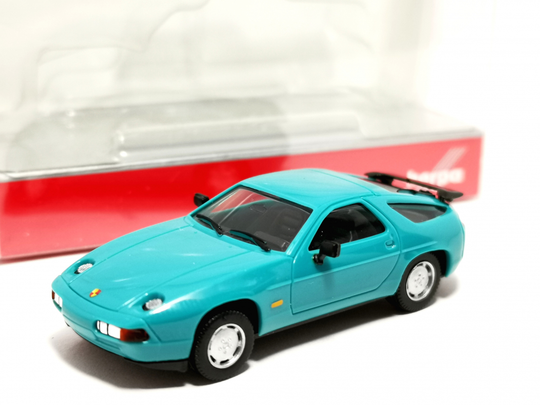 023580-002 Porsche 928 S4, türkis Herpa